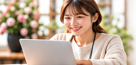 ノートパソコンで打ち合わせをする女性